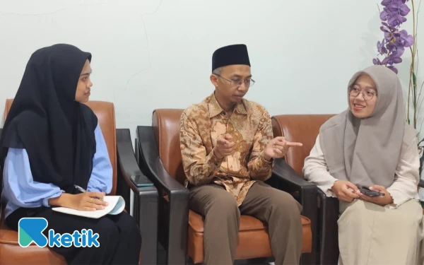 Foto Wakil Dekan I Fakultas Humaniora UIN Malang Dr KH Halimi Zuhdy saat diwawancarai oleh mahasiswa jurnalistik. (Foto: Dok. Ketik.com)