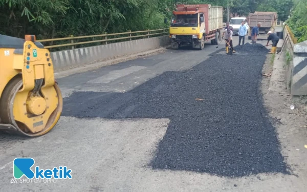 Foto Caption Ruas jalan Rangkasbitung-Sajir. (Foto: Hamdan Sholeh for ketik.com)