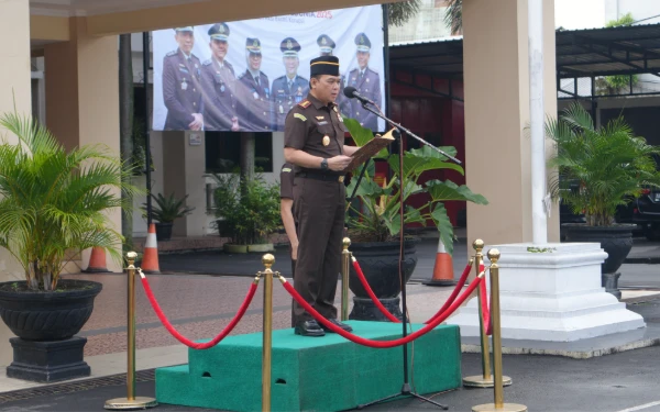 Foto Kepala Kejaksaan Negeri Sleman, Bambang Yunianto, saat membacakan amanat Jaksa Agung pada Upacara Peringatan Hari Anti Korupsi Sedunia (Hakordia) Tahun 2025 di halaman Kantor Kejari Sleman.(Foto: Dok Kejari Sleman for Ketik.com)