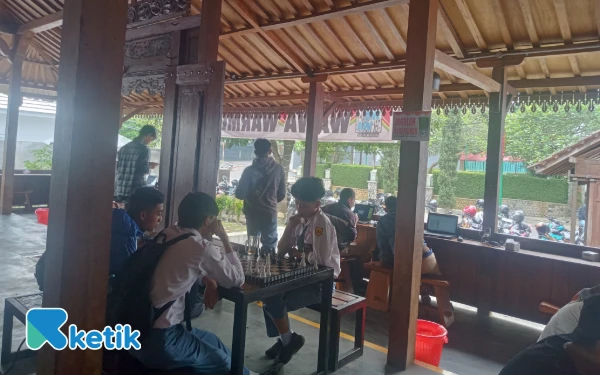 Foto Pengunjung yang bermain catur di Wawa Warmindo Joglo Kota Batu. (Foto: Aliyah/Ketik.com)