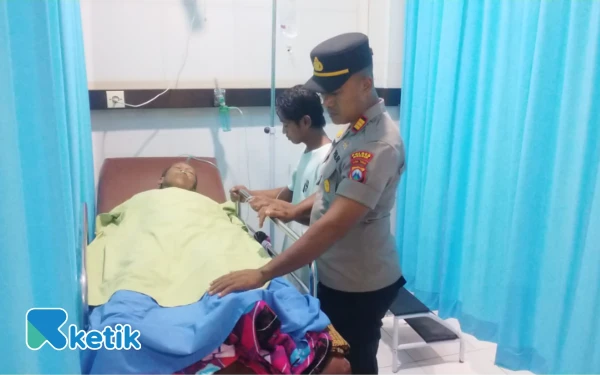 Foto Kapolsek Balongpanggang, AKP Wiwit Mariyanto, Kunjungi Salah Satu Korban Tersambar Petir di Balongpanggang, Gresik, Selasa, 09 Desember 2025 (Foto: Daniel Andayawan/Ketik.com)