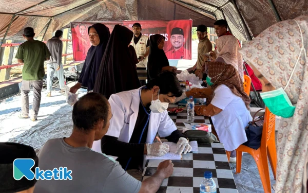 Foto Warga antusias menjalani pengecekan dan pengobatan gratis yang disediakan Jamaluddin Idham bersama Klinik Mantri Doy di Beutong Ateuh Banggalang, Selasa, 9 Desember 2025. (Foto: T. Rahmat/Ketik)