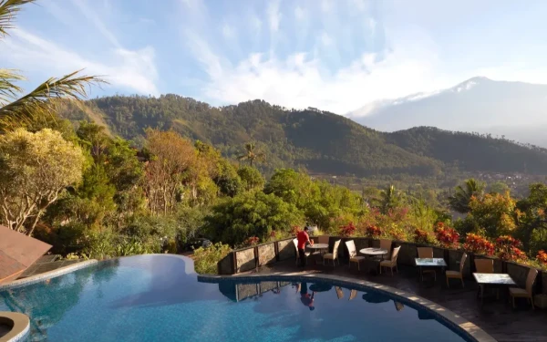 Foto Pemandangan pegunungan yang indah dari Jambuluwuk Batu Resort. (Foto: Jambuluwuk Batu Resort)