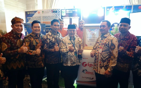 Foto Bupati Malang Sanusi saat menerima penghargaan IGA 2025. (Foto: Prokopim Kabupaten Malang)