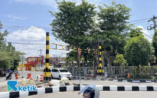 Foto Portal pembatas kendaraan telah dipasang di area menuju Kridosono, Yogyakarta, untuk mencegah kendaraan tinggi dan besar memasuki area terdampak preservasi Jembatan Kewek, sekaligus mendukung skema rekayasa arus baru menuju Malioboro. (Foto: Oliv for Ketik.com)