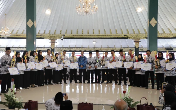 Foto Momen penyerahan penghargaan kepada para Guru Prima, simbol pengakuan atas pengabdian tanpa batas. (Foto: Prokompim Sleman for Ketik.com)