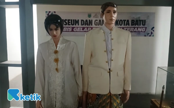 Foto Salah satu koleksi Museum dan Galeri Seni Kota Batu, baju khas daerah Kota Batu Sekar Bawana. (Foto: ketik.com)