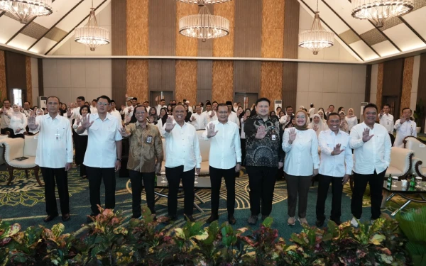 Foto Jajaran Pimpinan Pemkab Sleman, DPRD, dan perwakilan KPK RI berfoto bersama peserta Bimtek Keluarga Berintegritas. Bimtek ini bertujuan menjadikan integritas sebagai kompas moral dalam menjalankan tugas dan fungsi, menuju Sleman yang berkualitas. (Foto: Prokompim Sleman for Ketik.com)