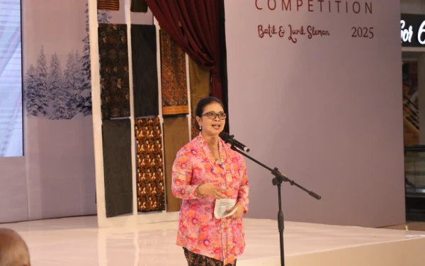 Foto Ketua Harian Dekranasda DIY, GKBRAyA Paku Alam menyampaikan sambutan dan membuka Grand Final Jogja Fashion Parade (JFP) 2025. 
(Foto: Diskominfo Sleman for Ketik.com)