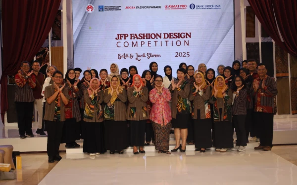 Foto Panitia, juri, dan perwakilan dari Disperindag Sleman serta Dekranasda Sleman berfoto bersama di Grand Final Jogja Fashion Parade (JFP) Fashion Design Competition Batik & Lurik Sleman 2025. Acara ini menjadi puncak dari upaya memperkuat posisi Sleman sebagai barometer fashion berbasis batik dan lurik. (Foto: Diskominfo Sleman for Ketik.com)