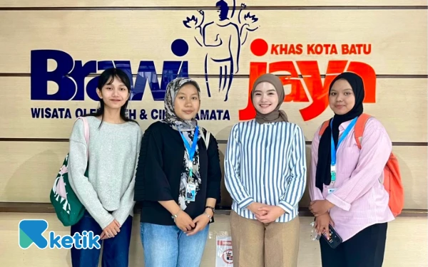 Foto Riskha Fairunissa, manajer toko oleh-oleh Brawijaya Batu yang dulunya member JKT48 gen 2. (Foto: Aliyah/Ketik.com)