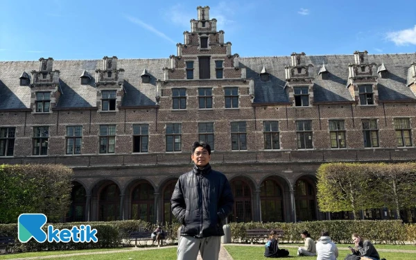 Foto MIftahul Huda berpose di halaman depan Universitas Antwerpen. (Foto: Dok. Ketik.com)