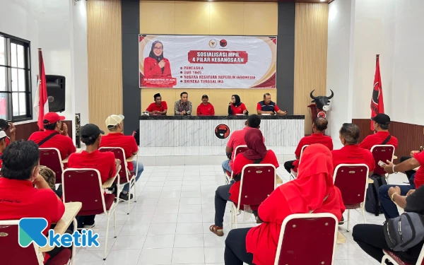 Foto Anggota DPR RI Sadarestuwati (kedua kanan) saat sosialisasi empat pilar kebangsaan di Jombang. (Syaiful Arif/Ketik.com)