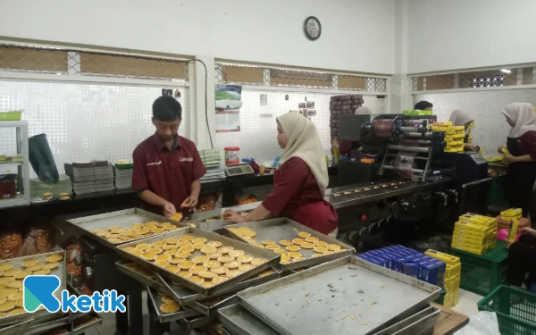 Foto Proses packing pie susu produk unggulan toko oleh-oleh Brawijaya di Kota Batu. (Foto: Aliyah/Ketik.com)