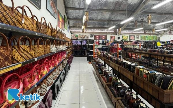 Foto Produk kerajinan tas pada toko oleh-oleh Brawijaya di Kota Batu. (Foto: Aliyah/Ketik.com)