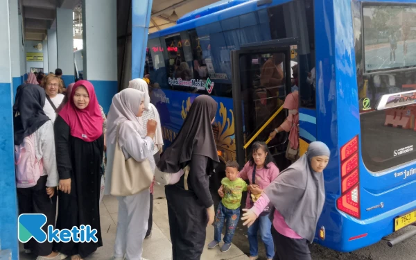 Foto Para penumpang ketika turun dari Bus TransJatim di Terminal Kota Batu. (Foto: Binar Gumilang/ketik.com)