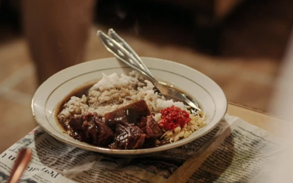 Foto Warung Rawon Djamiah Putra berdiri selama tiga generasi dan selalu ramai didatangi warga lokal. (Foto: instagram @jamiah_putra)