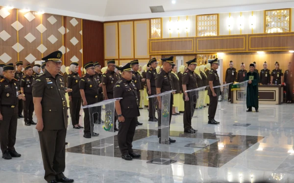 Foto Para pejabat baru Kejati Sumsel mengucapkan sumpah jabatan dalam upacara pelantikan yang dipimpin Kepala Kejaksaan Tinggi Sumatera Selatan. Kamis 11 Desember 2025. (Foto: Penkum Kejati Sumsel)