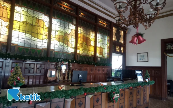Foto Resepsionis El Hotel Kartika Wijaya yang masih menggunakan arsitektur bangunan lama. (Foto: Aliyah/Ketik.com)