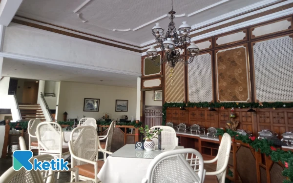 Foto View coffee shop yang estetik dengan arsitektur bangunan lama khas kolonial Belanda. (Foto: Aliyah/Ketil.com)