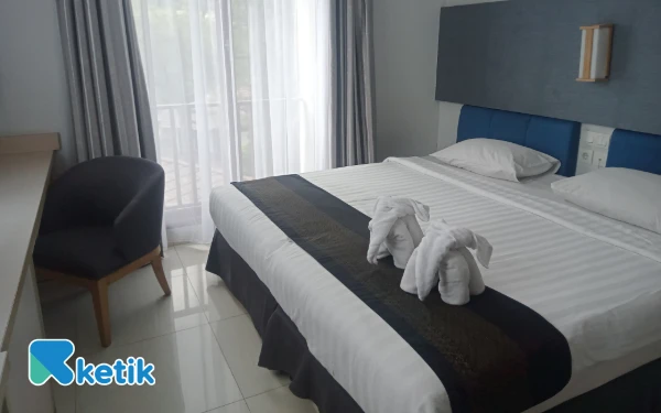 Foto Tipe kamar deluxe room yang nyaman di El Hotel Kartika Wijaya Kota Batu. (Foto: Aliyah/Ketik.com)