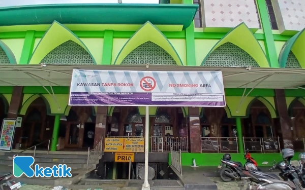 Foto Masjid An Nuur Kota Batu menegaskan aturan Kawasan Tanpa Rokok (KTR). (Foto: Ketik.com)