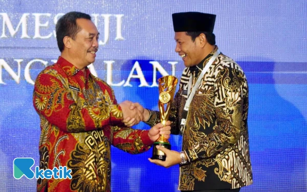 Foto Bupati Sidoarjo Subandi saat menerima penghargaan IGA 2024  dari Kepala Badan Strategi Kebijakan Dalam Negeri Yusharto Huntoyungo di Hotel Mercure Surabaya Grand Mirama pada Kamis (5 Desember 2024). (Foto: Kominfo Sidoarjo)