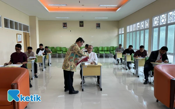 Foto Sebanyak lima orang calon Direktur Perusahaan Umum Daerah Air Minum (Perumdam) Tirta Kalimaya atau PDAM Lebak periode 2025‑2030 menjalani Uji Kelayakan dan Kepatutan (UKK) di Gedung Fakultas Hukum Universitas Sultan Ageng Tirtayasa (Untirta), Serang, pada 5‑7 Desember 2025. Tim penguji UKK terdiri dari civitas akademika Untirta. (Foto: Abdul Kohar/ketik.com)