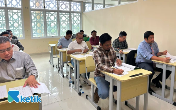 Foto Sebanyak lima orang calon Direktur Perusahaan Umum Daerah Air Minum (Perumdam) Tirta Kalimaya atau PDAM Lebak periode 2025‑2030 menjalani Uji Kelayakan dan Kepatutan (UKK) di Gedung Fakultas Hukum Universitas Sultan Ageng Tirtayasa (Untirta), Serang, pada 5‑7 Desember 2025. Tim penguji UKK terdiri dari civitas akademika Untirta. (Foto: Abdul Kohar/ketik.com)