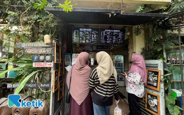 Foto Retrorika Kafe di Kota Batu, memiliki misi zero waste living kepada customer. (Foto: Lutf/Ketik.com)