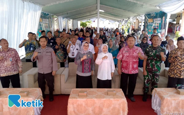 Foto Wabup Malang Hj Lathifah Shohib ketika berfoto bersama pada pembukaan Pasar Murah di Pujon. (Foto: Binar Gumilang/ketik.com)
