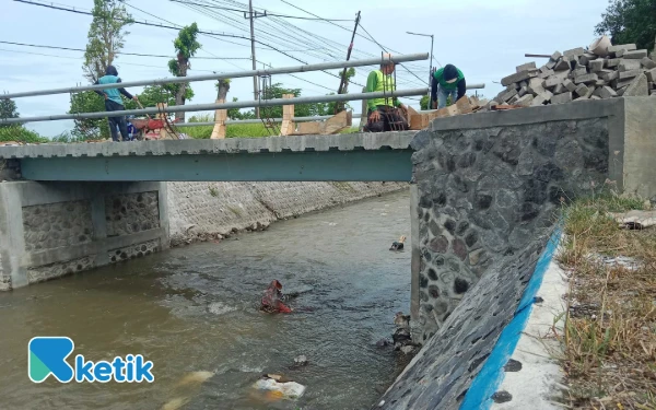 Foto Pembangunan jembatan operasi perlimpah Brambang di Gudo Jombang. (Syaiful Arif/Ketik.com)