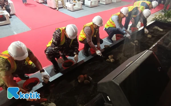 Foto Peletakan batu pertama dilakukan secara simbolis dengan pengecoran pada batu yang telah disiapkan. (Foto: Fisca/Ketik.com)
