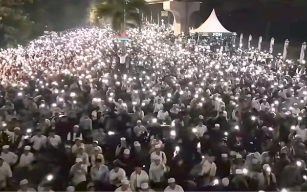 Foto Antusiasme ribuan umat Muslim terlihat saat memadati lokasi Palembang Bersholawat di kawasan Jakabaring, Palembang. Jumat 12 Desember 2025 (Foto: Drone Sinar Project)