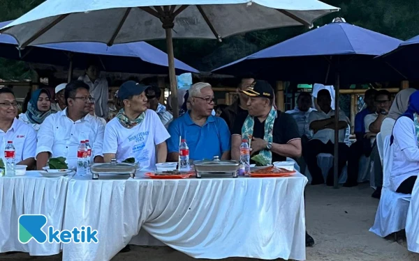 Foto Bupati Sampang H Slamet Junaidi bersama jajaran saat menghadiri pembukaan Festival Jhuko Tonoh di Pantai Lon Malang Sampang. Sabtu, 13 Desember 2025 (Foto : Mat Jusi/Ketik.com)