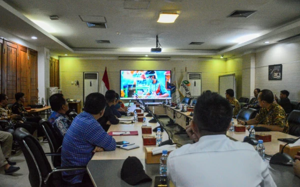 Foto Bupati Lebak, Hasbi Asyidiki Jayabaya, bersama sejumlah pejabat daerah melakukan kunjungan kerja ke Perusahaan Umum Daerah (Perumda) Pasar Jaya, Badan Usaha Milik Daerah (BUMD) milik Pemerintah Provinsi DKI Jakarta pada Kamis 11 Desember 2025. (Foto: Tim Bupati Lebak for ketik.com)