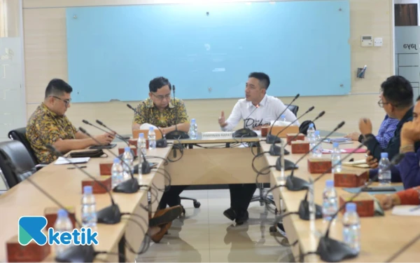 Foto Bupati Lebak, Hasbi Asyidiki Jayabaya, bersama sejumlah pejabat daerah melakukan kunjungan kerja ke Perusahaan Umum Daerah (Perumda) Pasar Jaya, Badan Usaha Milik Daerah (BUMD) milik Pemerintah Provinsi DKI Jakarta pada Kamis 11 Desember 2025. (Foto: Tim Bupati Lebak for ketik.com)