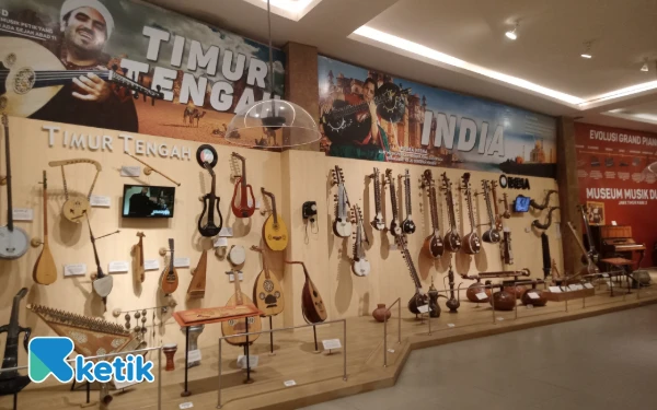 Foto Koleksi alat musik berbagai negara di Museum Musik Dunia Jatim Park 3, Kota Batu. (Foto: Aliyah/Ketik.com)