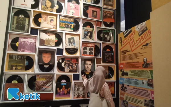 Foto Pengunjung sedang menikmati koleksi di Museum Musik Dunia Jatim Park 3 Batu. (Foto: Aliyah/Ketik.com)