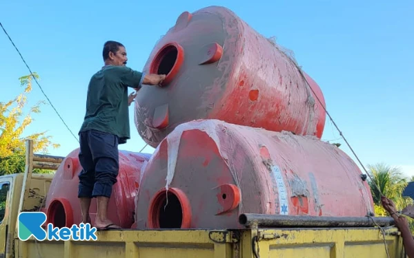Foto Toren air dari PDI Perjuangan diturunkan di salah satu tempat pengungsian korban banjir bireuen, Minggu, 14 Desember 2025. (Foto: KU/Ketik)
