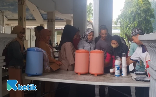 Foto Momen berbagi minuman hangat Jahe Sere (Jahe Serai), bagi penunggu pasien di seputaran Masjid Asy-Syifaa' RSUP Dr Sardjito. (Foto: Fajar Rianto/Ketik.com)