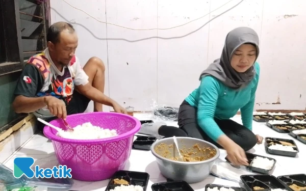 Foto Salahsatu potret semangat Komunitas Sejoli (Sedekah Joging Kuliner) dalam mempersiapkan dan membagikan kehangatan. Mulai dari proses packing yang dilakukan menjelang Salat Subuh. (Foto: Fajar Rianto/Ketik.com)