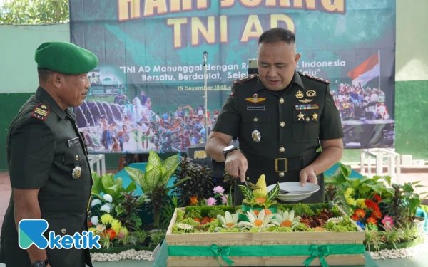 Foto Dandim potong tumpeng HUT TNI Juang AD