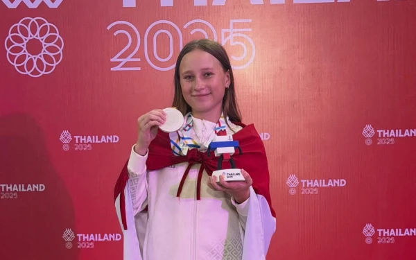 Foto Ni Wayan Malan memegang medali perak usai menyelesaikan perlombaan skateboard Putri (Foto: Instagram/afandy_dh)