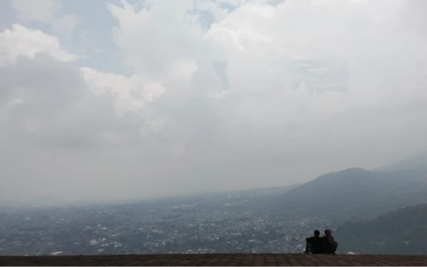 Foto Menikmati pemandangan Kota Batu tak hanya dengan menyusuri tiap sudutnya. Paralayang Gunung Banyak menawarkan sensasi menikmati pemandangan 'Swiss Kecil di Pulau Jawa' ini dari udara. (Foto: Dendy Ganda/Ketik.com)