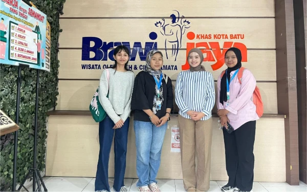 Foto Tim bisnis dan jurnalis Ketik.com bersilaturahmi dengan manajemen Pusat Oleh-Oleh Brawijaya Kota Batu (Foto: Bella/Ketik.com)