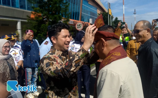 Foto Wagub Jatim Emil Dardak menyambut penumpang dari Lombok. (Foto: Binar Gumilang/ketik.com)