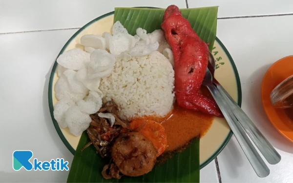 Foto Satu porsi nasi lemak dengan telur dan ayam sayap madu yang nikmat di Nasi Lemak Jasa Ayah Malang. (Foto: Aliyah/Ketik.com)