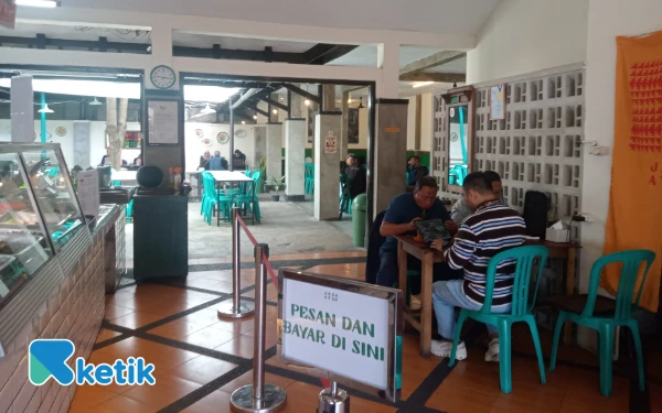 Foto Pengunjung yang sedang sarapan di Nasi Lemak Jasa Ayah Malang. (Foto: Aliyah/Ketik.com)