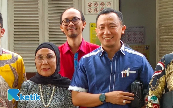 Foto Penasihat hukum terdakwa Alex Noerdin memberikan keterangan kepada awak media usai sidang perkara dugaan korupsi revitalisasi Pasar Cinde di Pengadilan Negeri Palembang, Senin 15 Desember 2025. (Foto: M Nanda/Ketik.com)